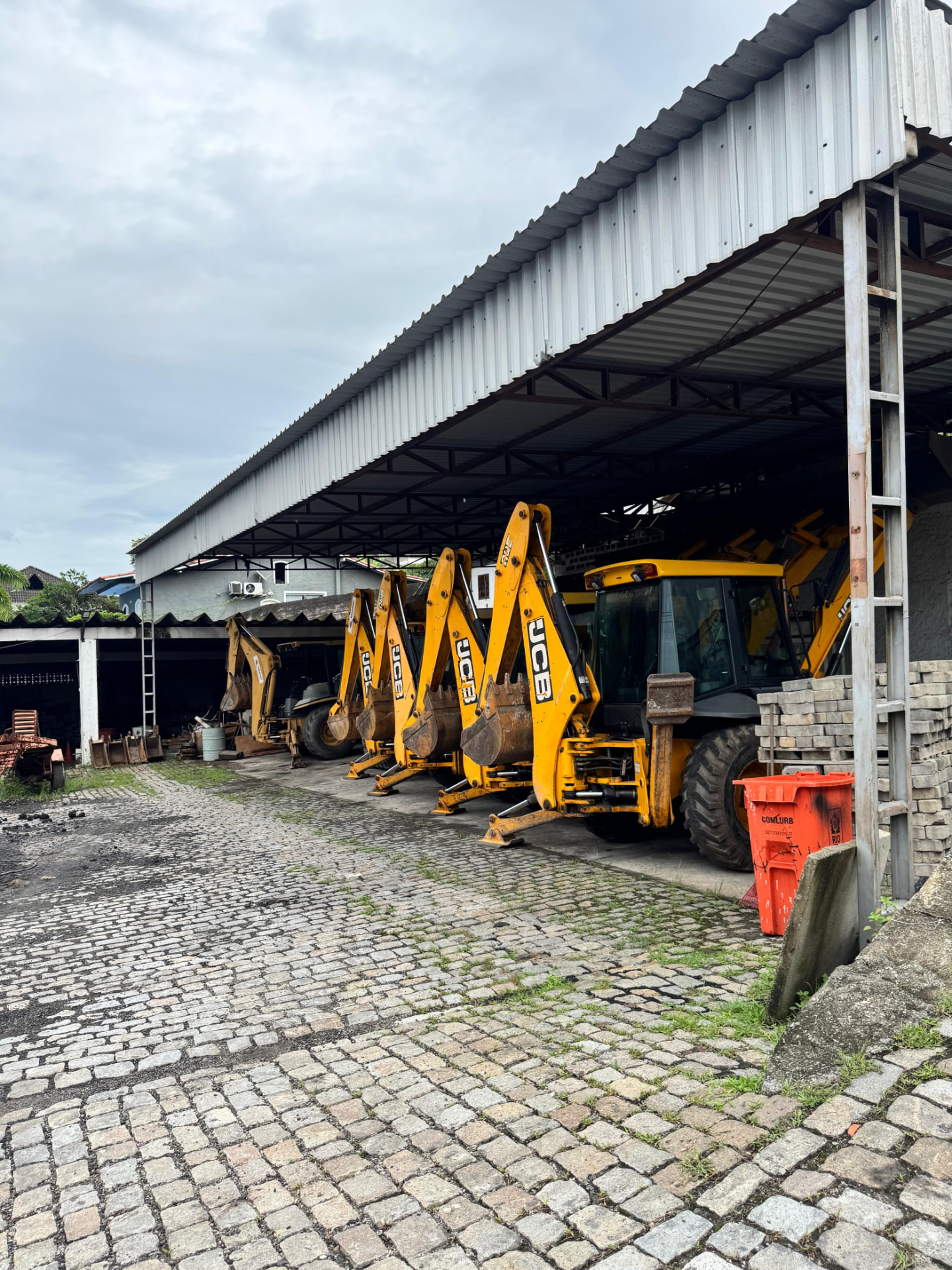 Retroescavadeiras JCB da frota própria Maxpav no pátio da empresa
